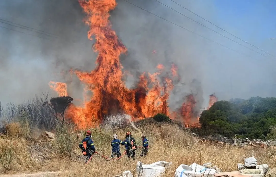 Пекельне літо: пожежі в Греції та Туреччині нищать курорти та примушують до евакуації